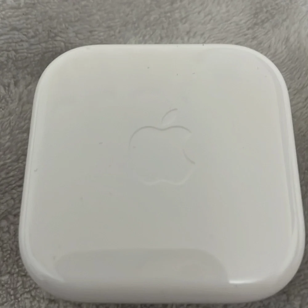 Apple earphones - New